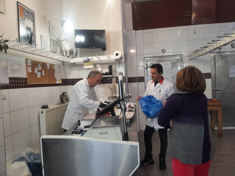 Έντονη η κίνηση στην αγορά της Κοζάνης – Εξαντλήθηκαν αρνί και κατσίκι στα κρεοπωλεία