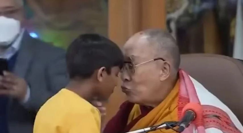Ο Δαλάι Λάμα φιλά αγόρι στο στόμα – Βροχή οι αντιδράσεις (video)