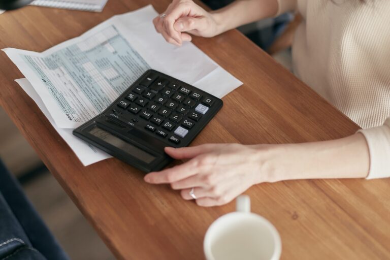 Πλαφόν στα επιτόκια: Από 2 έως 4 δόσεις το χρόνο το όφελος για τους δανειολήπτες – Ποιοι ωφελούνται (παραδείγματα)