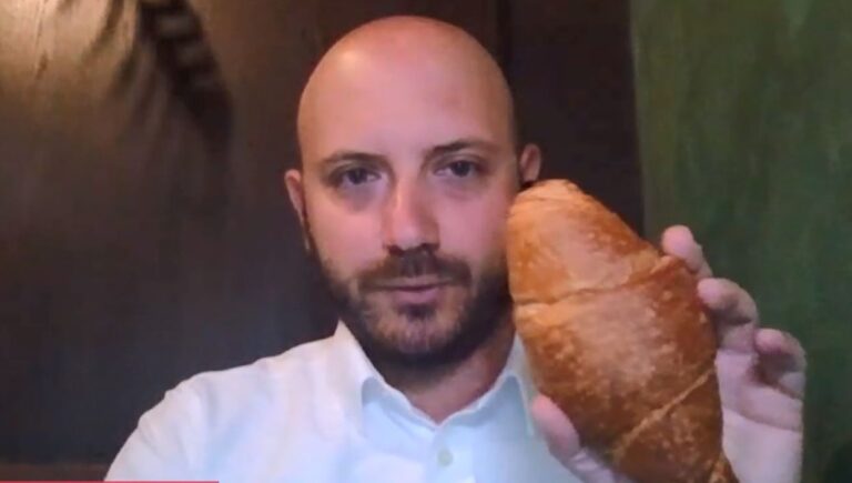 Ιταλία: Δημοσιογράφος της ΕΡΤ σε ρόλο γευσιγνώστη – Έφαγε κρουασάν με άλευρα από γρύλο