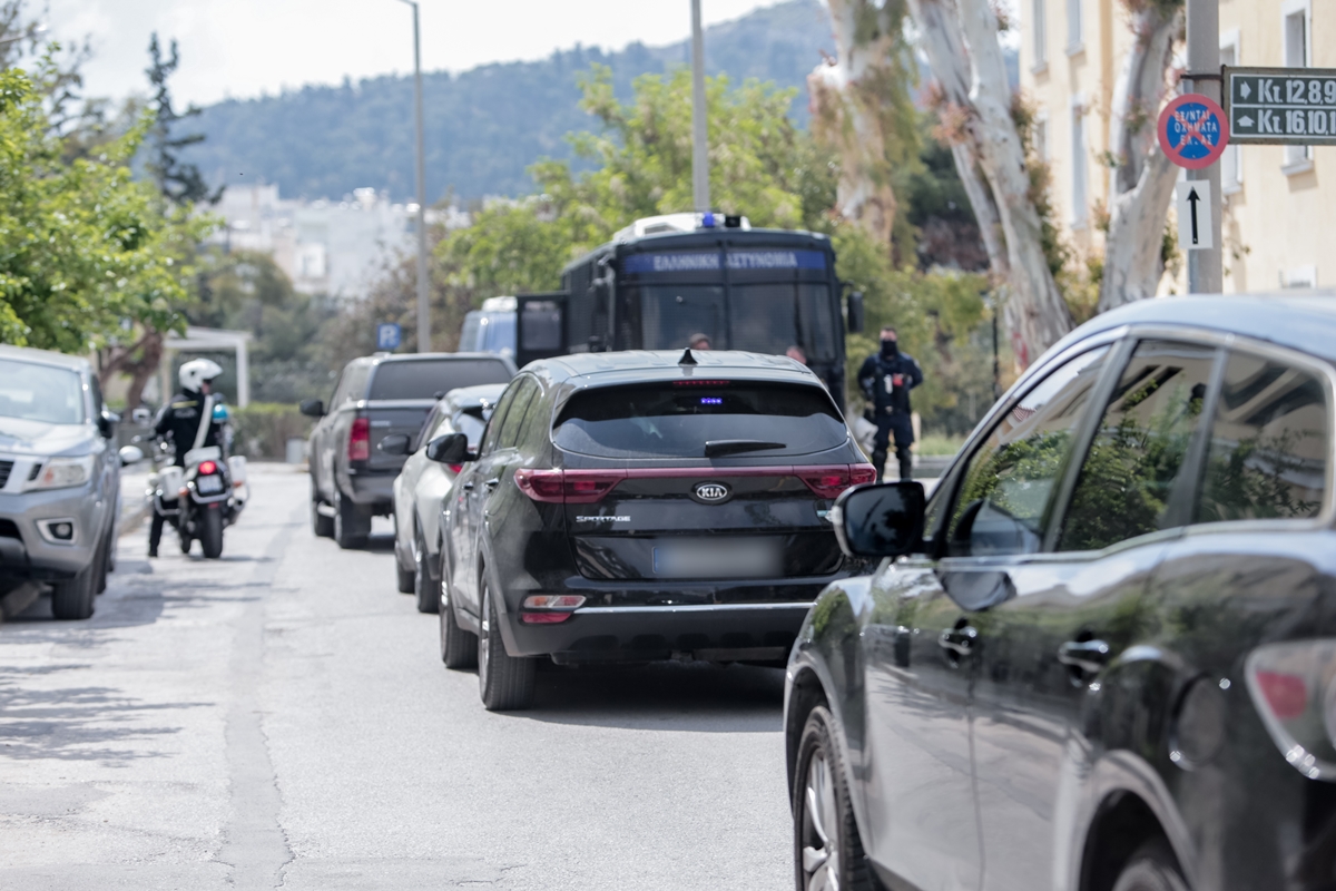 ΣΤΟΝ ΕΙΣΑΓΓΕΛΕΑ ΟΙ ΣΥΛΛΗΦΘΕΝΤΕΣ ΓΙΑ ΤΗΝ ΔΟΛΟΦΟΝΙΑ ΤΟΥ ΓΙΩΡΓΟΥ ΚΑΡΑΪΒΑΖ (ΚΩΣΤΑΣ ΤΖΟΥΜΑΣ/EUROKINISSI)