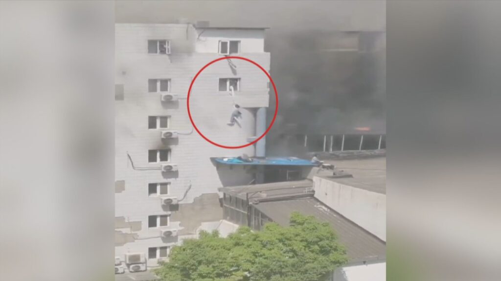 Φωτιά σε νοσοκομείο στην Κίνα: 21 νεκροί – Ασθενείς πηδούσαν από τα μπαλκόνια για να σωθούν