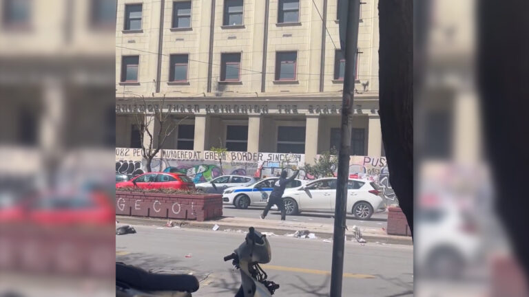 Μολότοφ και επίθεση σε περιπολικό έξω από την ΑΣΟΕΕ – Δικογραφία για άσκοπους αστυνομικούς πυροβολισμούς