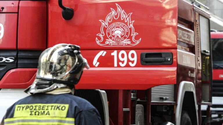 Πυρκαγιά σε διαμέρισμα στη Γλυφάδα – Ισχυρές δυνάμεις της Πυροσβεστικής στο σημείο