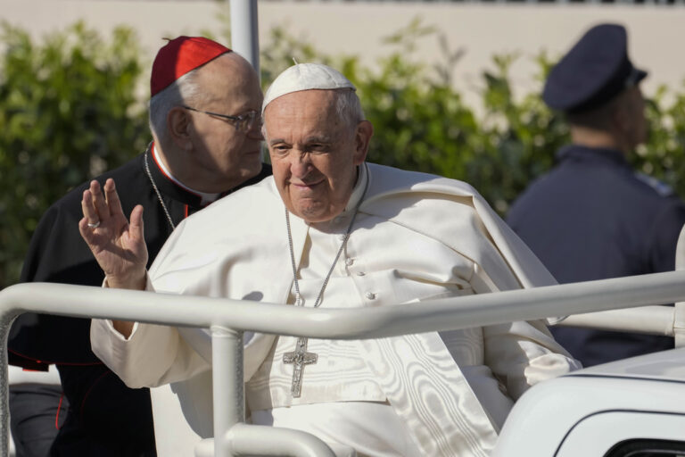 Πόλεμος στην Ουκρανία: Προσπάθεια για να τερματιστεί ο πόλεμος κάνει το Βατικανό – Οι δηλώσεις του πάπα Φραγκίσκου