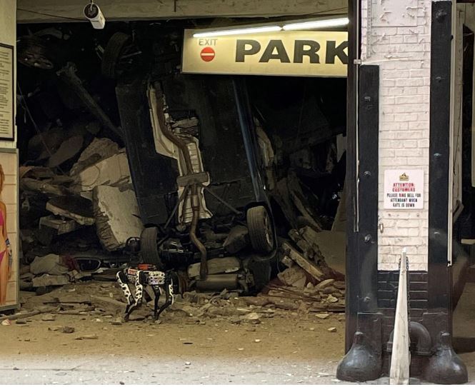 Mανχάταν: Ρομπότ ψάχνει για επιζώντες στα συντρίμμια του πάρκινγκ που κατέρρευσε – Ένας νεκρός και πέντε τραυματίες