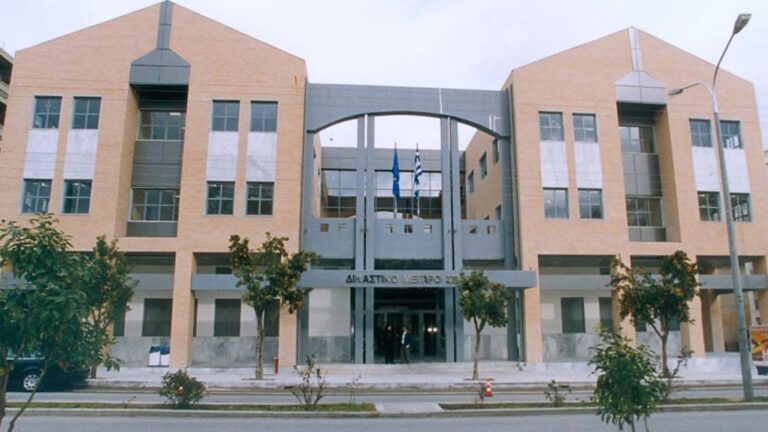 Διαμαρτυρία για τους πλειστηριασμούς έξω από τα δικαστήρια της Σπάρτης