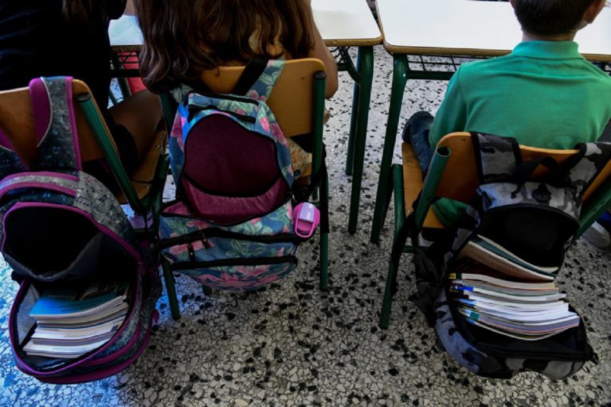 ΑΓΙΑΣΜΟΣ ΣΗΜΕΡΑ ΣΤΑ ΣΧΟΛΕΙΑ ΓΙΑ ΤΗΝ ΕΝΑΡΞΗ ΤΗΣ ΝΕΑΣ ΣΧΟΛΙΚΗΣ ΧΡΟΝΙΑΣ *ΠΡΟΣΟΧΗ: ΣΤΙΣ ΣΥΓΚΕΚΡΙΜΕΝΕΣ ΣΧΟΛΙΚΕΣ ΑΙΘΟΥΣΕΣ ΕΧΕΙ ΛΗΦΘΕΙ Η ΣΥΝΑΙΝΕΣΗ ΤΩΝ ΓΟΝΕΩΝ ΠΡΟΚΕΙΜΕΝΟΥ ΝΑ ΓΙΝΕΙ ΛΗΨΗ ΤΩΝ ΠΑΙΔΙΩΝ* (ΤΑΤΙΑΝΑ ΜΠΟΛΑΡΗ/EUROKINISSI)
