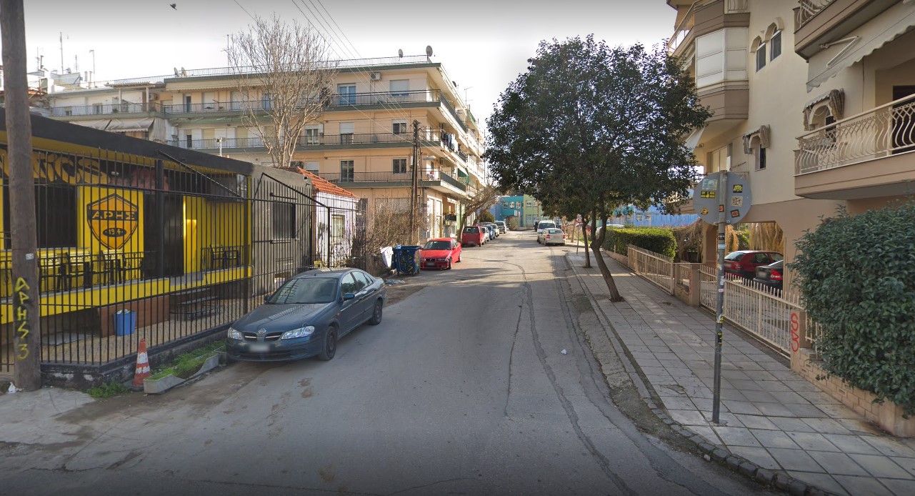 Θεσσαλονίκη: Ρόπαλα, τσεκούρια, σπαθί, δρεπάνι και βεγγαλικά βρέθηκαν σε κτήριο δίπλα σε σύνδεσμο του Άρη