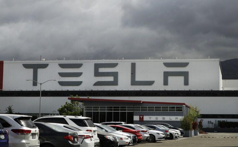 Tesla: Γιγαντιαίο εργοστάσιο παραγωγής μπαταριών μεγάλης αποθήκευσης θα ανοίξει στη Σαγκάη