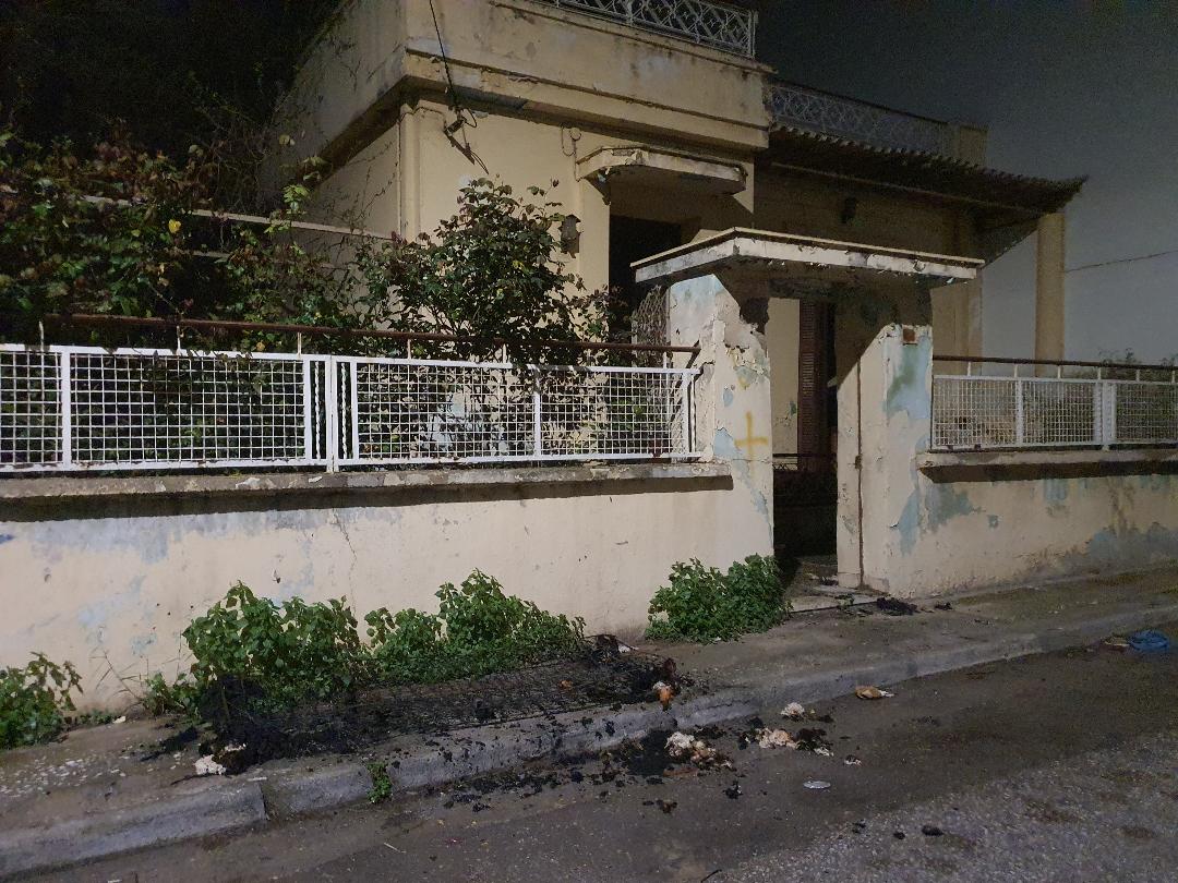 Φωτιά σε εγκαταλελειμμένο κτίριο στο Ίλιον – Χωρίς τις αισθήσεις του εντοπίστηκε άνδρας