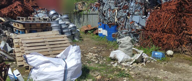 Θεσσαλονίκη: Διέλυε αυτοκίνητα και πετούσε τα λάδια στο έδαφος (Φωτο)