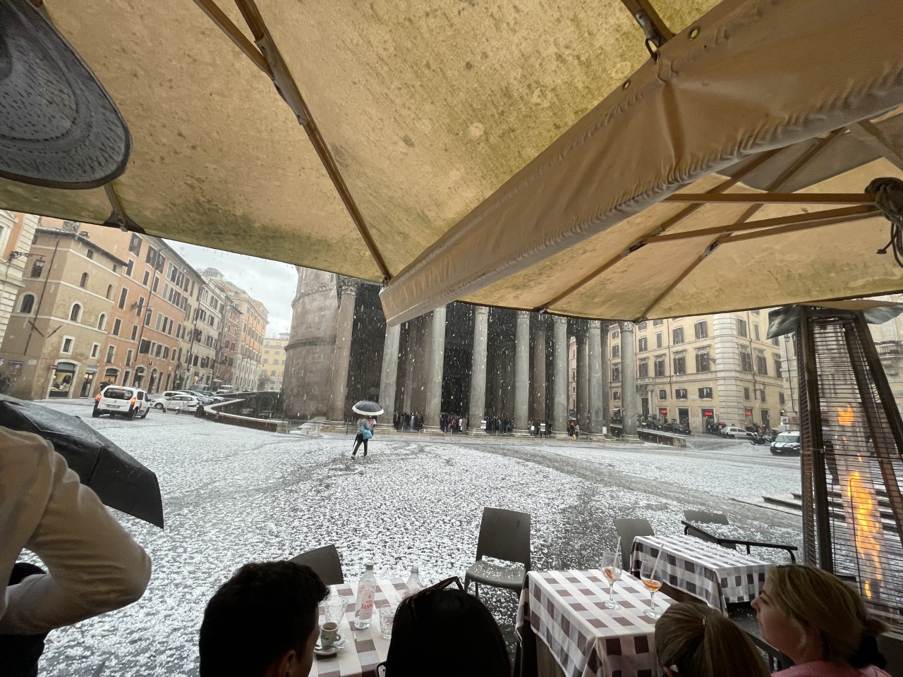 Ιταλία: Τουρίστες σε αναζήτηση καταφυγίου μετά από ξαφνική χαλαζόπτωση στο κέντρο της Ρώμης