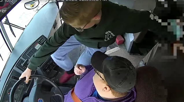 ΗΠΑ:13χρονος μαθητής ακινητοποίησε σχολικό λεωφορείο όταν λιποθύμησε ο οδηγός – Ένας «μικρός ήρωας» (video)