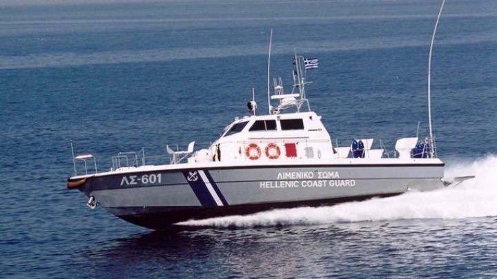 Βύθιση ταχύπλoου στη θαλάσσια περιοχή μεταξύ Πειραιά και Αίγινας – Καλά στην υγεία τους οι 8 επιβαίνοντες