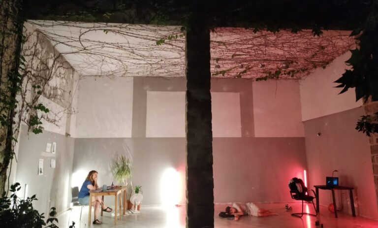 ALEX(A): Μία περφόρμανς για την τεχνητή νοημοσύνη, την εφηβεία και την εξέγερση