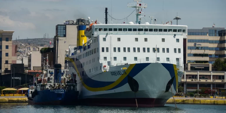 Στο λιμάνι του Πειραιά το πλοίο ΠΡΕΒΕΛΗΣ για επισκευή λόγω απώλειας της δεξιάς άγκυρας