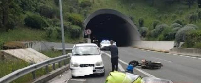 Τέμπη: Τροχαίο με υλικές ζημιές στη σήραγγα