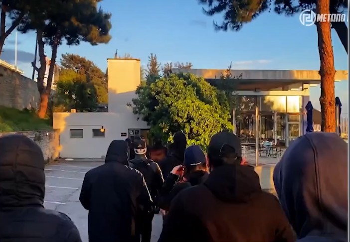 Καλαμαριά: Μέλη της Χρυσής Αυγής έκαναν έφοδο σε έκθεση τη σφράγισαν και προπηλάκισαν τον καλλιτέχνη