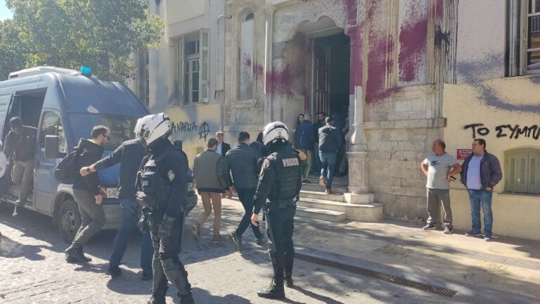 Ηράκλειο: Συνελήφθη ο διερμηνέας στην υπόθεση αρχαιοκαπηλίας – Στον εισαγγελέα οδηγούνται οι επτά συλληφθέντες (video)