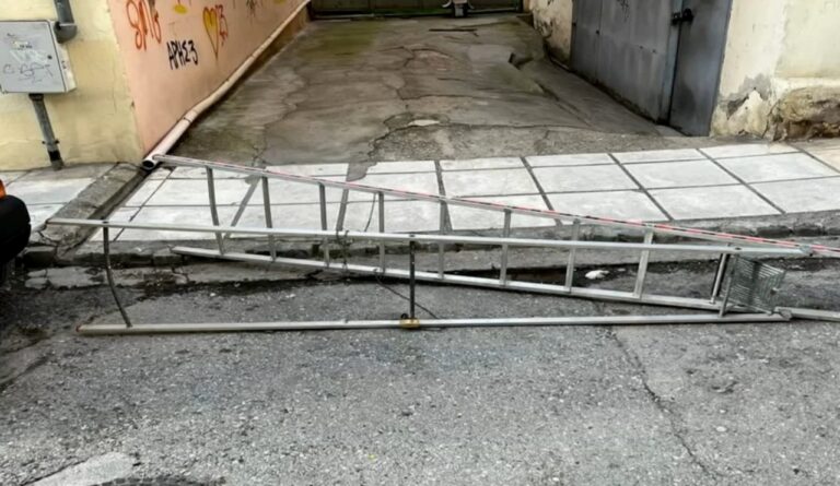 Θεσσαλονίκη: Έβαλε σκάλα με κλειδαριά έξω από το σπίτι του για να βρίσκει πάρκινγκ