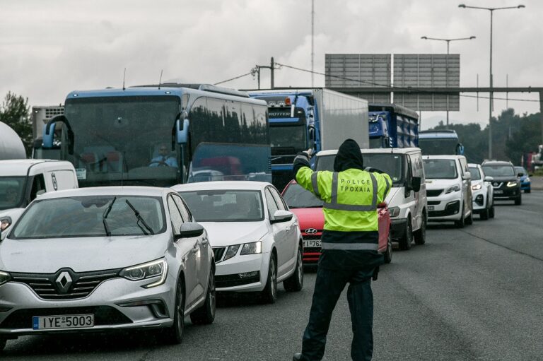 Σύγκρουση τεσσάρων οχημάτων στην Αττική οδό – Μποτιλιάρισμα χιλιομέτρων
