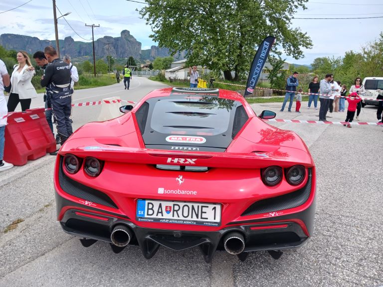 Ρεκόρ Γκίνες με Ferrari στα Μετέωρα