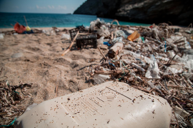 Το πλαστικό μιας χρήσης «πνίγει» τον πλανήτη – Η Greenpeace μας καλεί να βάλουμε τέλος στην εποχή του