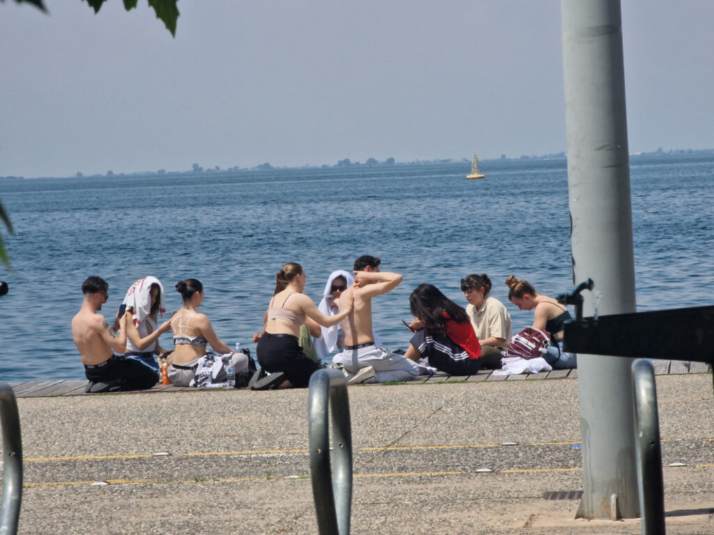 Θεσσαλονίκη: Ηλιοθεραπεία στην παραλία έκανε ομάδα τουριστών