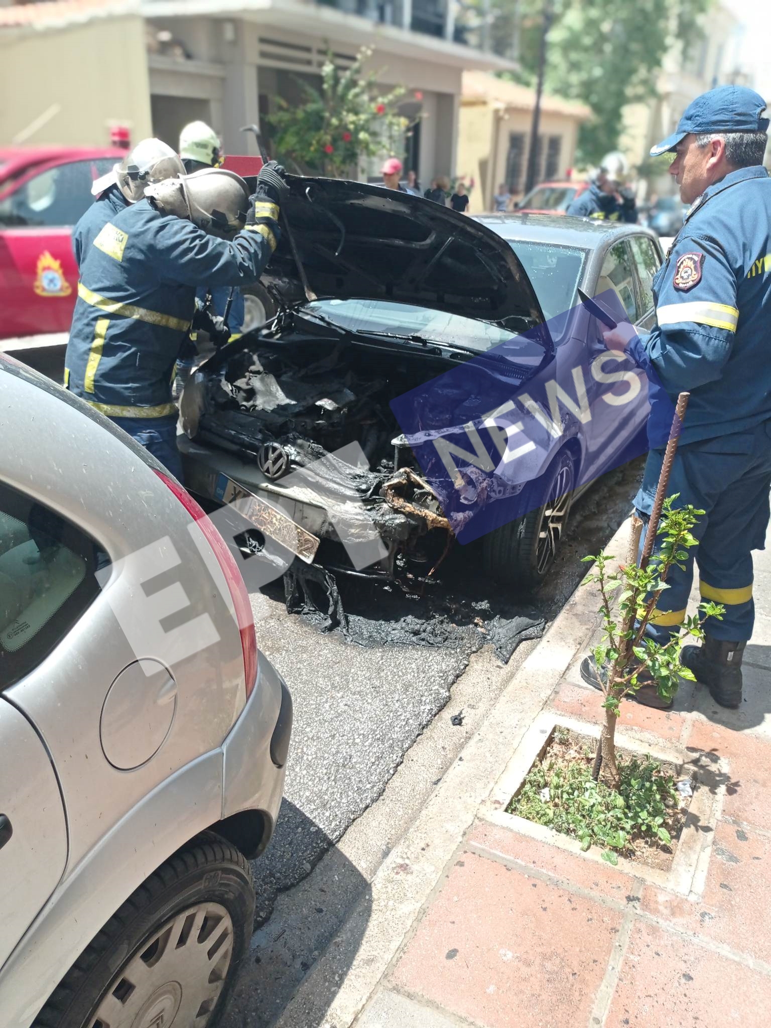 Στις φλόγες σταθμευμένο όχημα σε πυκνοκατοικημένη περιοχή των Χανίων