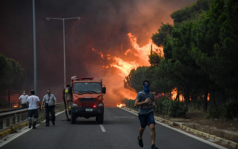 Δίκη για το Μάτι: “Οι αξιωματικοί της Πυροσβεστικής που ήταν εκεί ζητούσαν δυνάμεις” κατέθεσε υπάλληλος στην Πολιτική Προστασία του Δήμου Ραφήνας