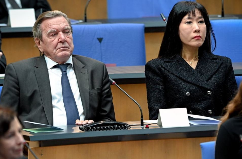 Γερμανία: Απολύθηκε η σύζυγος του Σρέντερ, μετά την παρουσία της σε δεξίωση της ρωσικής Πρεσβείας