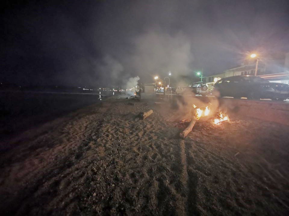 Κέρκυρα: Καίνε ξύλα στην παραλία του Ύψου