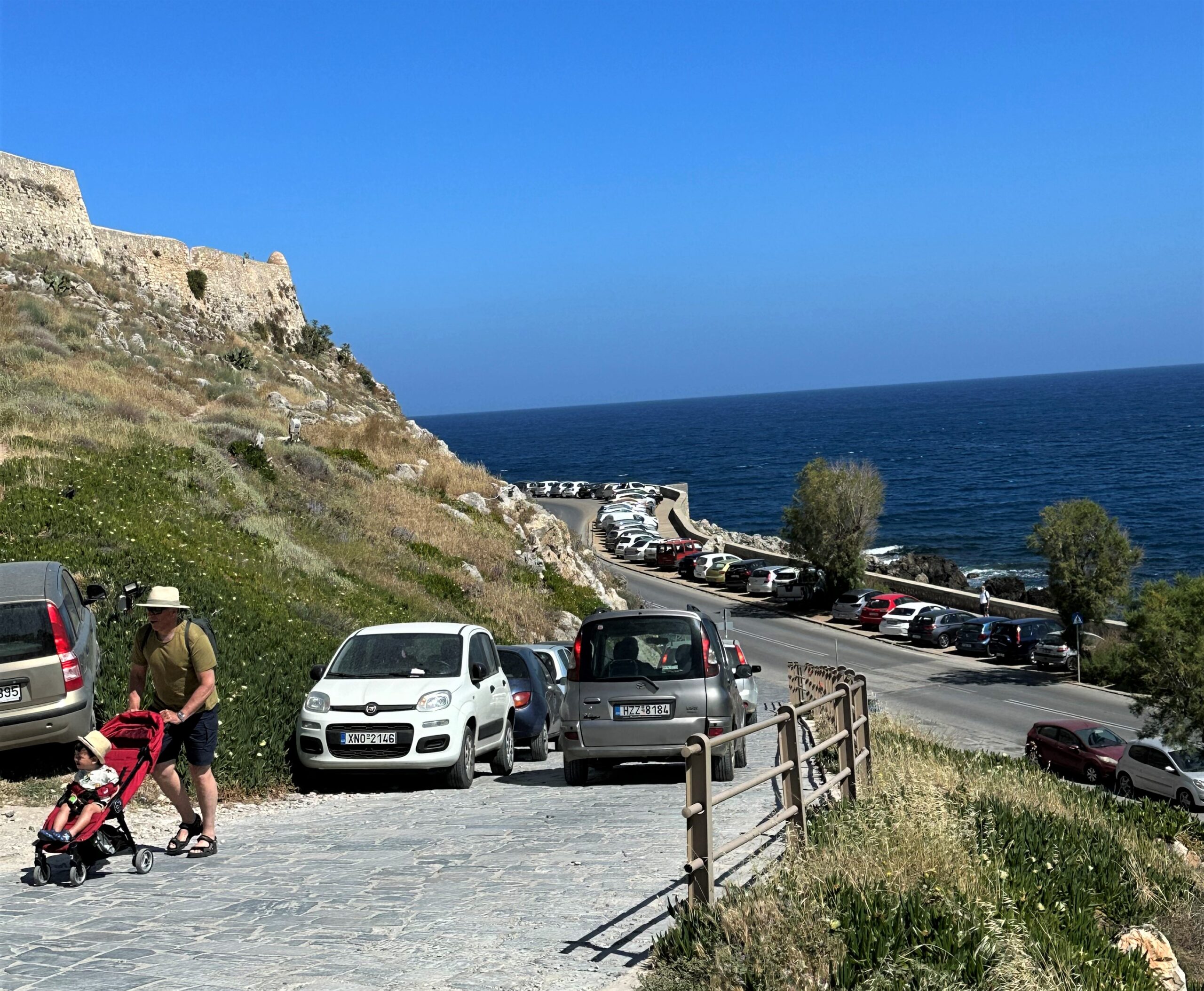 “Αγκάθι” η παράνομη στάθμευση στη Φορτέτζα Ρεθύμνου