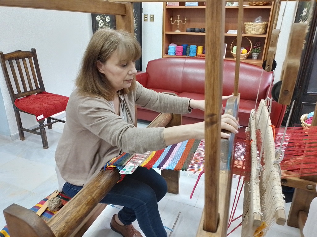 Πτολεμαΐδα: Kατασκεύασε  παραδοσιακό αργαλειό και προτρέπει τους επισκέπτες να υφάνουν τα δικά τους χειροποίητα έργα 