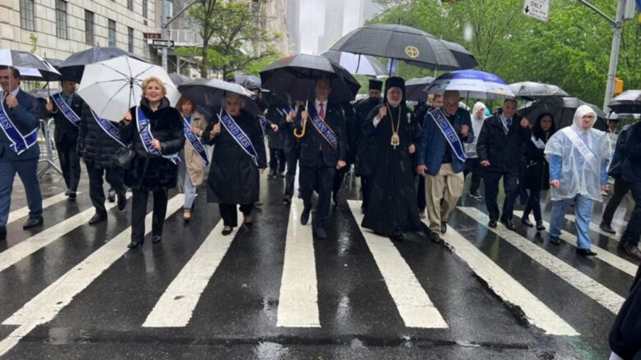 Υπό καταρρακτώδη βροχή η παρέλαση της Ομογένειας στη Νέα Υόρκη