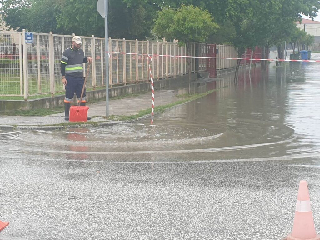 Τρίκαλα: “Βούλιαξε” η πόλη από τη νεροποντή