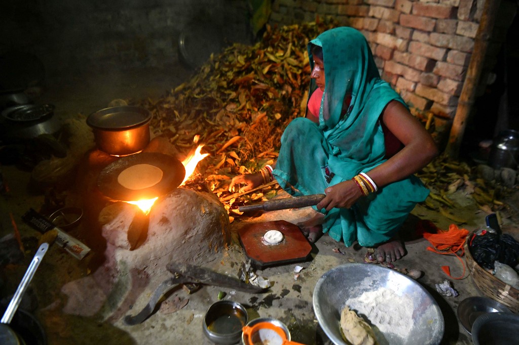 Ο αυξανόμενος πληθυσμός της Ινδίας αποτελεί βάρος για τις μητέρες που αγωνίζονται