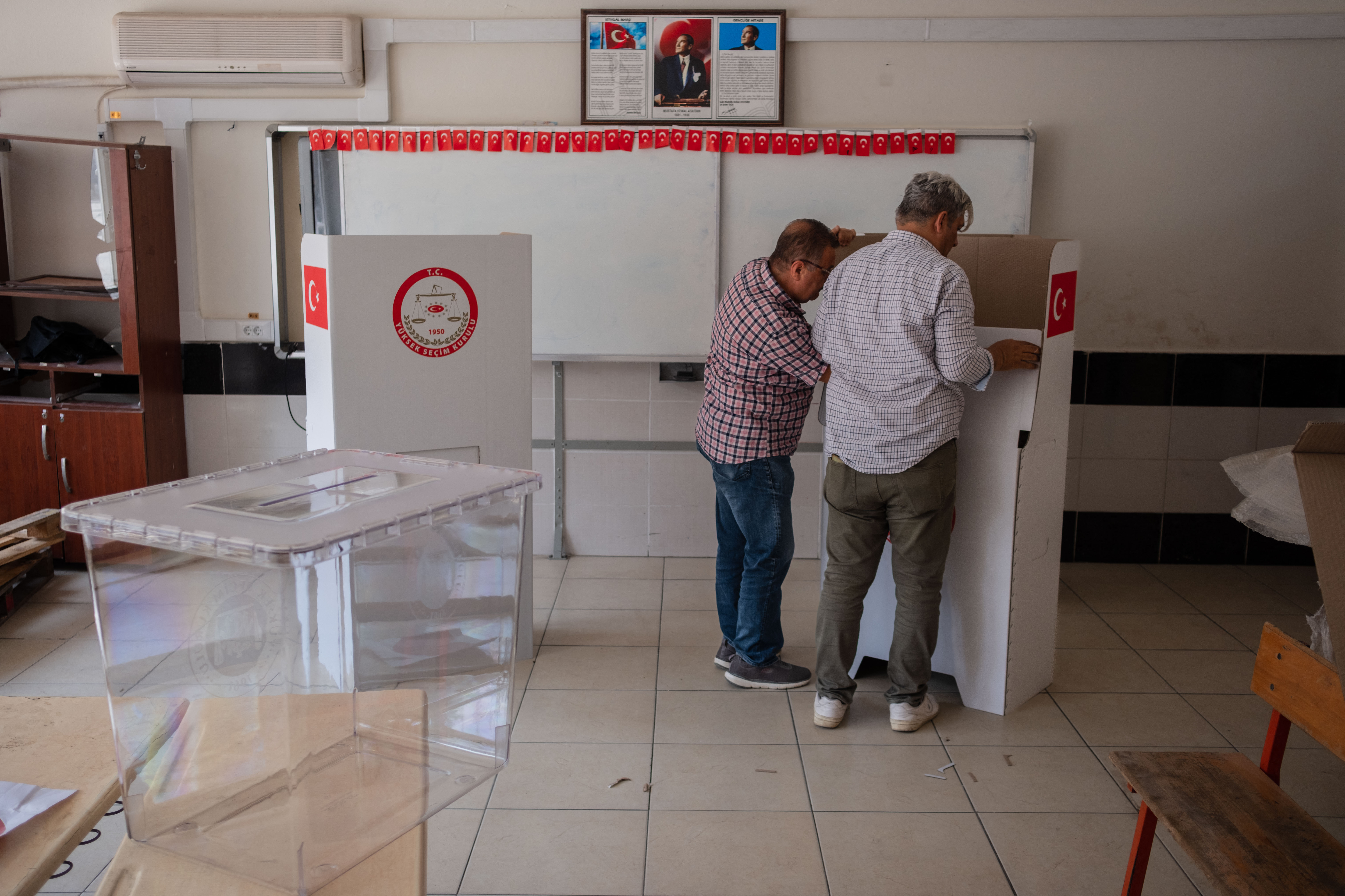 Άνοιξαν οι κάλπες στην Toυρκία για τις προεδρικές και βουλευτικές εκλογές