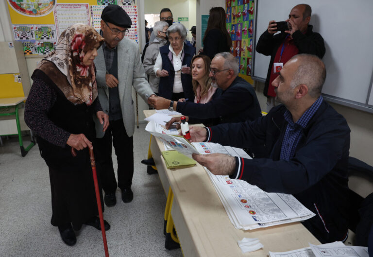 Ικανοποίηση της ΕΕ για τη μεγάλη συμμετοχή των Τούρκων στις εκλογές – Καλεί τις αρχές της χώρας να αντιμετωπίσουν τις ελλείψεις που εντοπίστηκαν
