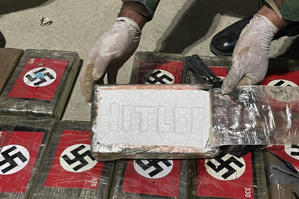 Πενήντα οκτώ κιλά κοκαΐνη συσκευασμένη σε δέματα με ναζιστικά σύμβολα και προορισμό το Βέλγιο κατασχέθηκε στο Περού