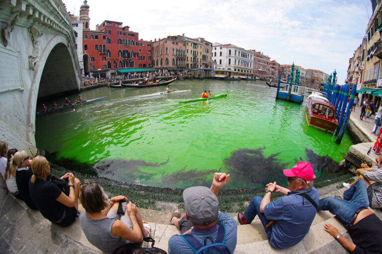 Βενετία: Βρέθηκε η αιτία που πρασίνισαν τα νερά στο Μεγάλο Κανάλι – Τι ανακοίνωσαν οι αρχές