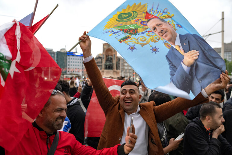 Τουρκία: Ξέφρενοι εορτασμοί για τη νίκη Ερντογάν – Η φιέστα που δεν έγινε και η ορκωμοσία