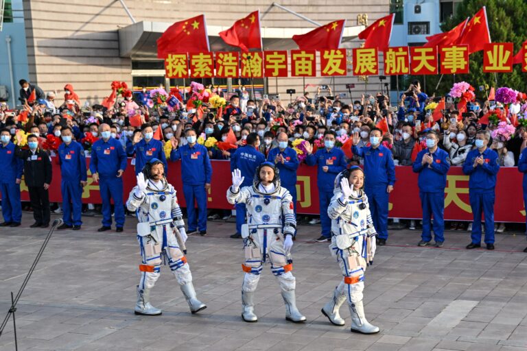 Η Κίνα έστειλε νέο πλήρωμα στον διαστημικό της σταθμό