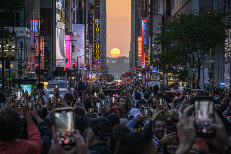 «Manhattanhenge»: Όταν η Νέα Υόρκη καδράρει το ηλιοβασίλεμα (video)