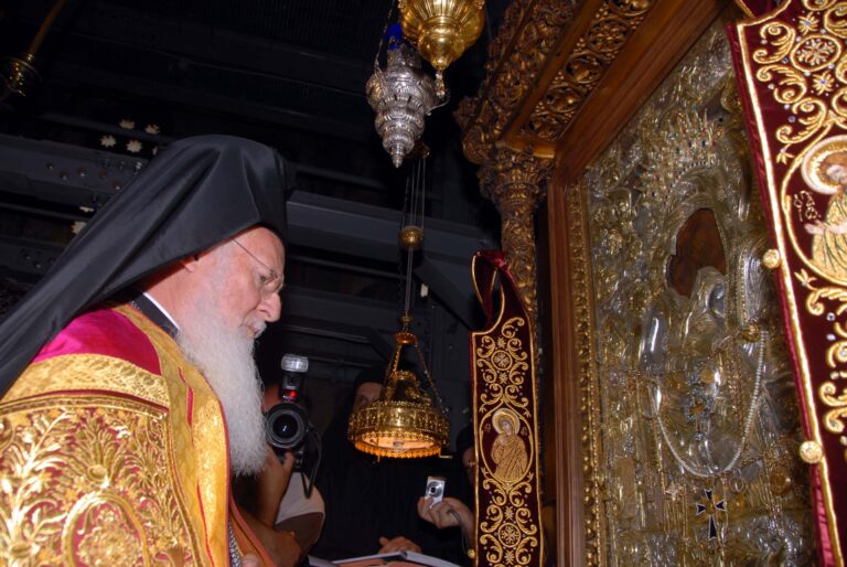 Η υποδοχή της Ιεράς Εικόνας της Παναγίας «Αξιον Εστί» στη Μητρόπολη