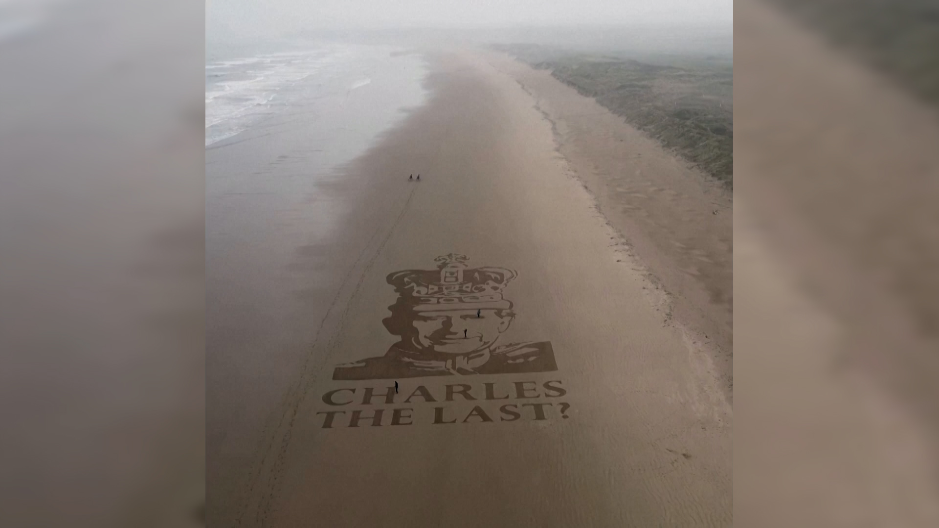 Εικόνα του βασιλιά Καρόλου «του τελευταίου» στην άμμο σε παραλία του Ηνωμένου Βασιλείου (video)