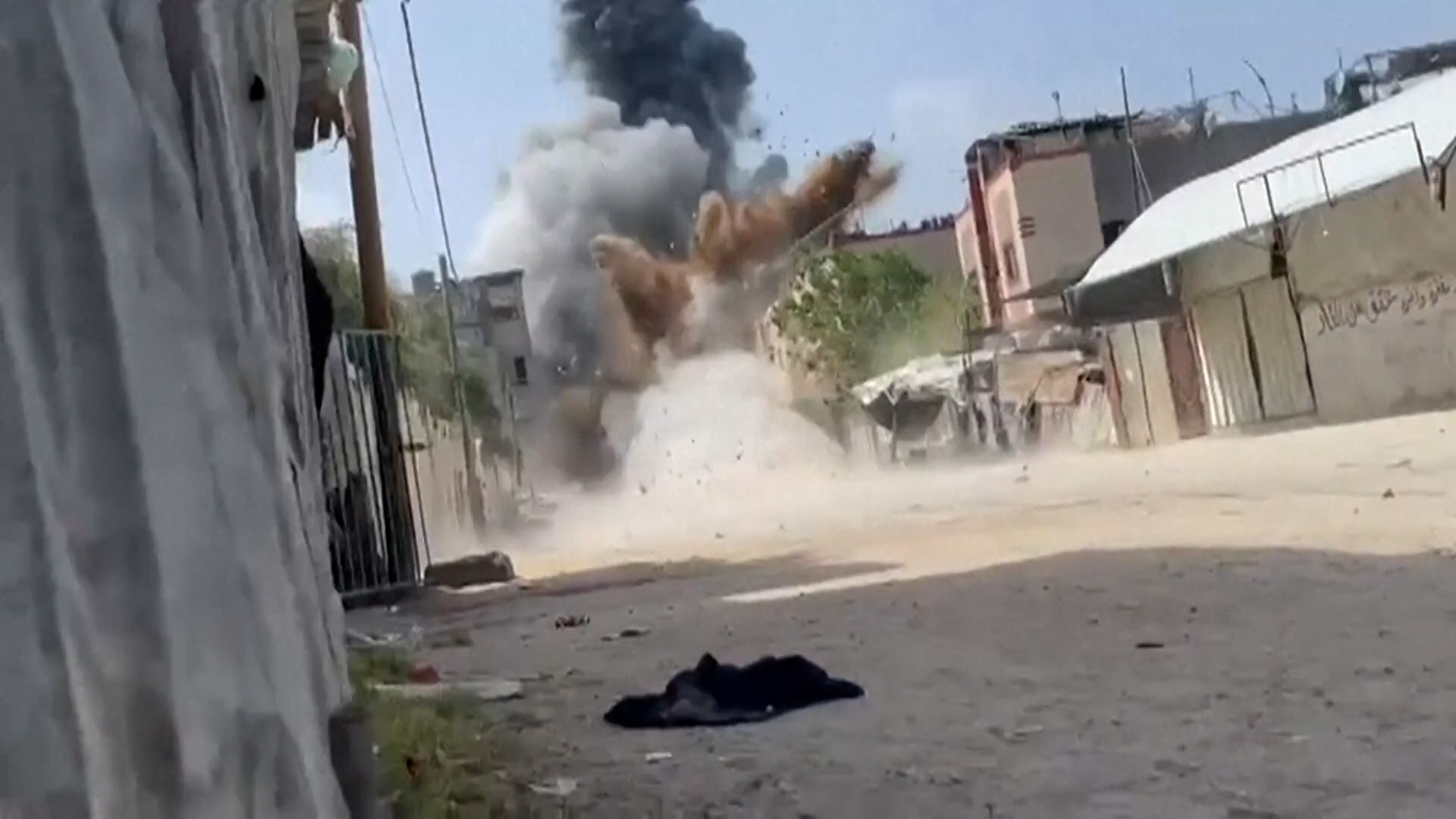 Ρουκέτα χτυπά σπίτι στη Γάζα σε συνέχεια των αεροπορικών επιθέσεων (video)