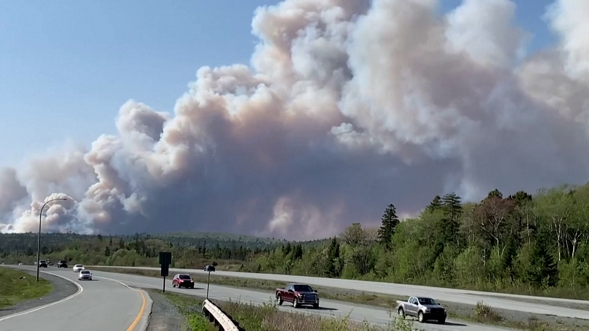 Καναδάς – Δασική πυρκαγιά: Τουλάχιστον 18.000 εγκατέλειψαν τα σπίτια τους κοντά στο Χάλιφαξ (video)