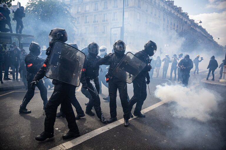 Γαλλία: Η αστυνομία συγκρούστηκε με ακτιβιστές για το κλίμα πριν από τη γενική συνέλευση της TotalEnergies